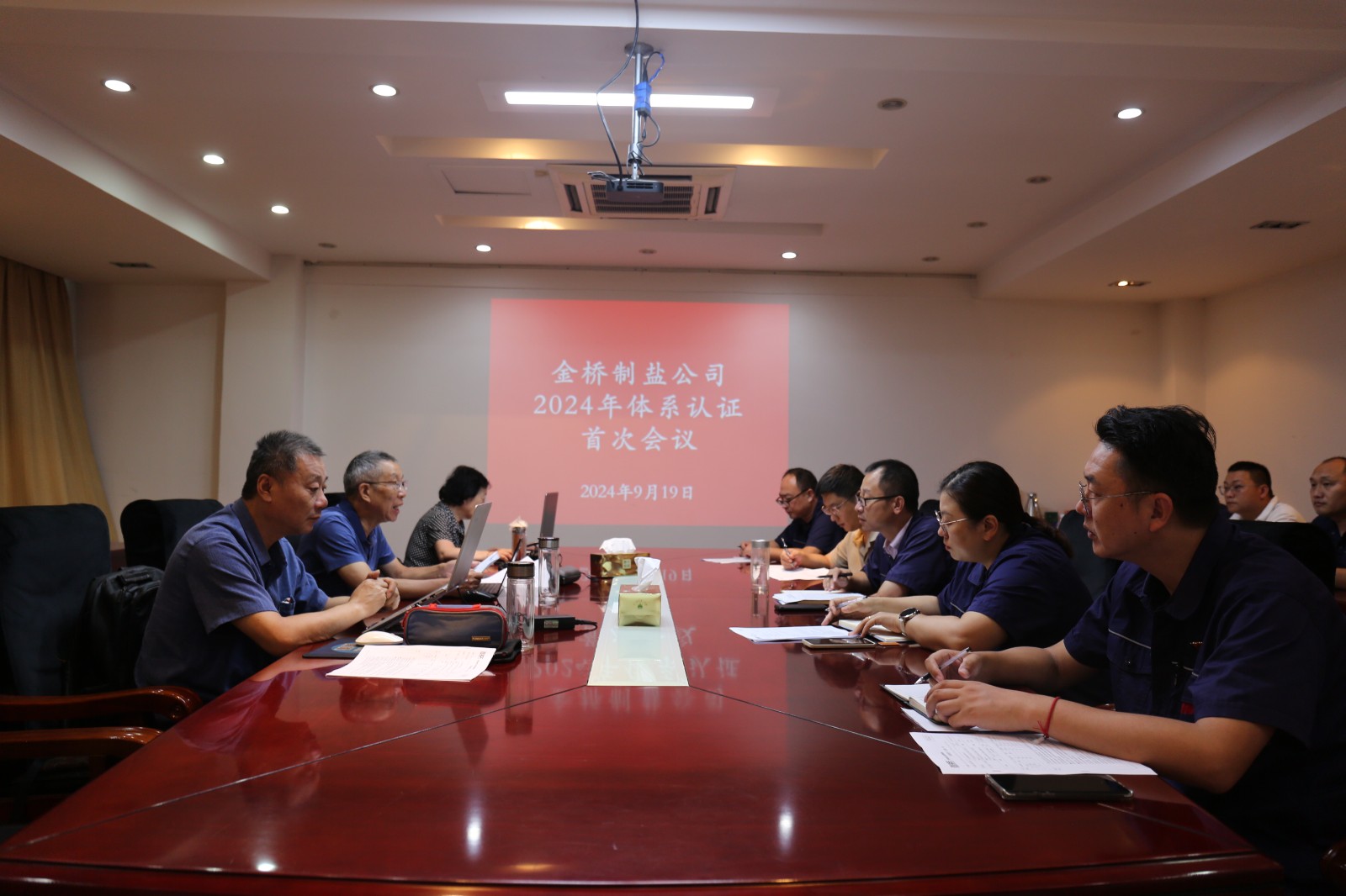 近日，金橋制鹽公司通過北京世標(biāo)認(rèn)證中心審核，給予食品安全管理體系、環(huán)境管理體系和職業(yè)健康安全管理體系認(rèn)證“保持認(rèn)證資格”的監(jiān)督審核結(jié)論，給予質(zhì)量管理體系認(rèn)證“再次注冊”的再認(rèn)證審核結(jié)論。通過審核，是對公司精細(xì)化管理成果的檢驗，促進(jìn)公司內(nèi)控管理水平持續(xù)提升。（李曉月）